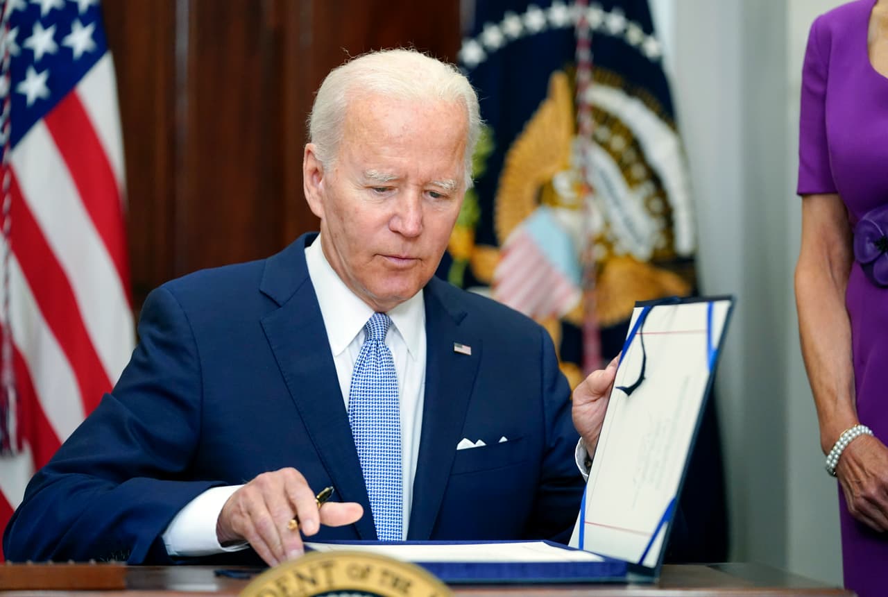 El presidente Joe Biden firma la ley S. 2938, el proyecto de ley de seguridad de armas de la Ley Bipartidista de Comunidades más Seguras, en la Sala Roosevelt de la Casa Blanca en Washington, el 25 de junio de 2022.