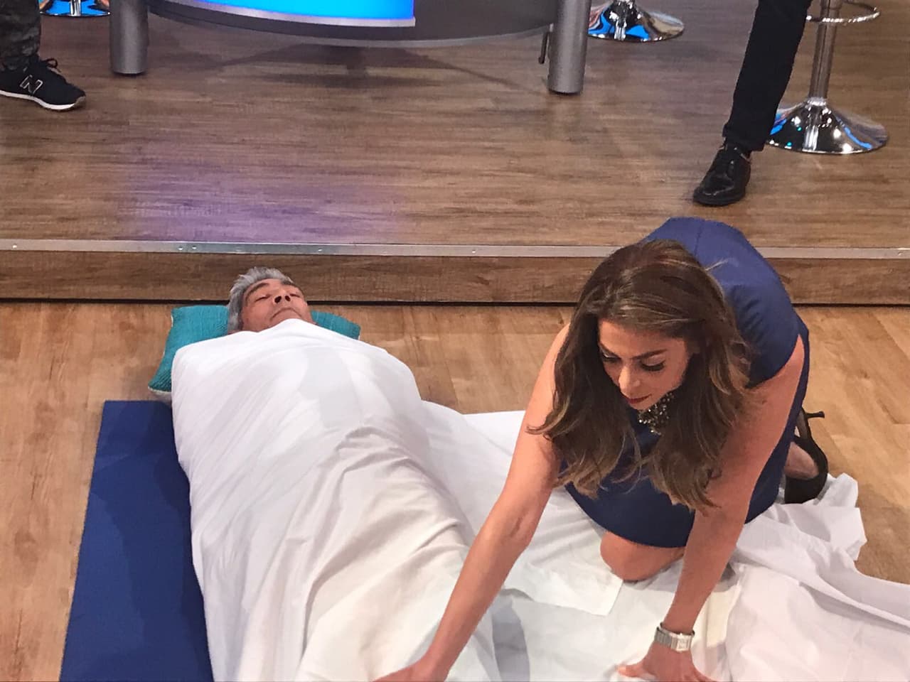 La idea es envolver a una persona totalmente con una sábana durante 20 minutos y así relajarse.