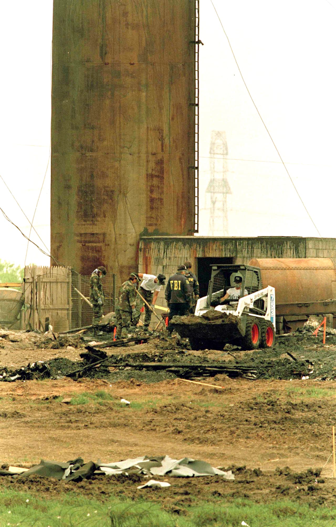 <b>El fin del asedio de Waco: 19 de abril de 1993.</b> Miembros de la Oficina de Alcohol, Tabaco y Armas de Fuego intentaron asaltar un recinto ocupado por miembros del grupo religioso Davidian Branch, quienes estaban fuertemente armados. El conflicto había durado varias semanas e involucró también al FBI y al ejército de EEUU. Al final de un enfrentamiento violento, el FBI utilizó gas lacrimógeno en un intento de que los fanáticos religiosos salieran del lugar. Poco después se produjo un incendio masivo que causó la muerte de 76 personas, incluidos niños