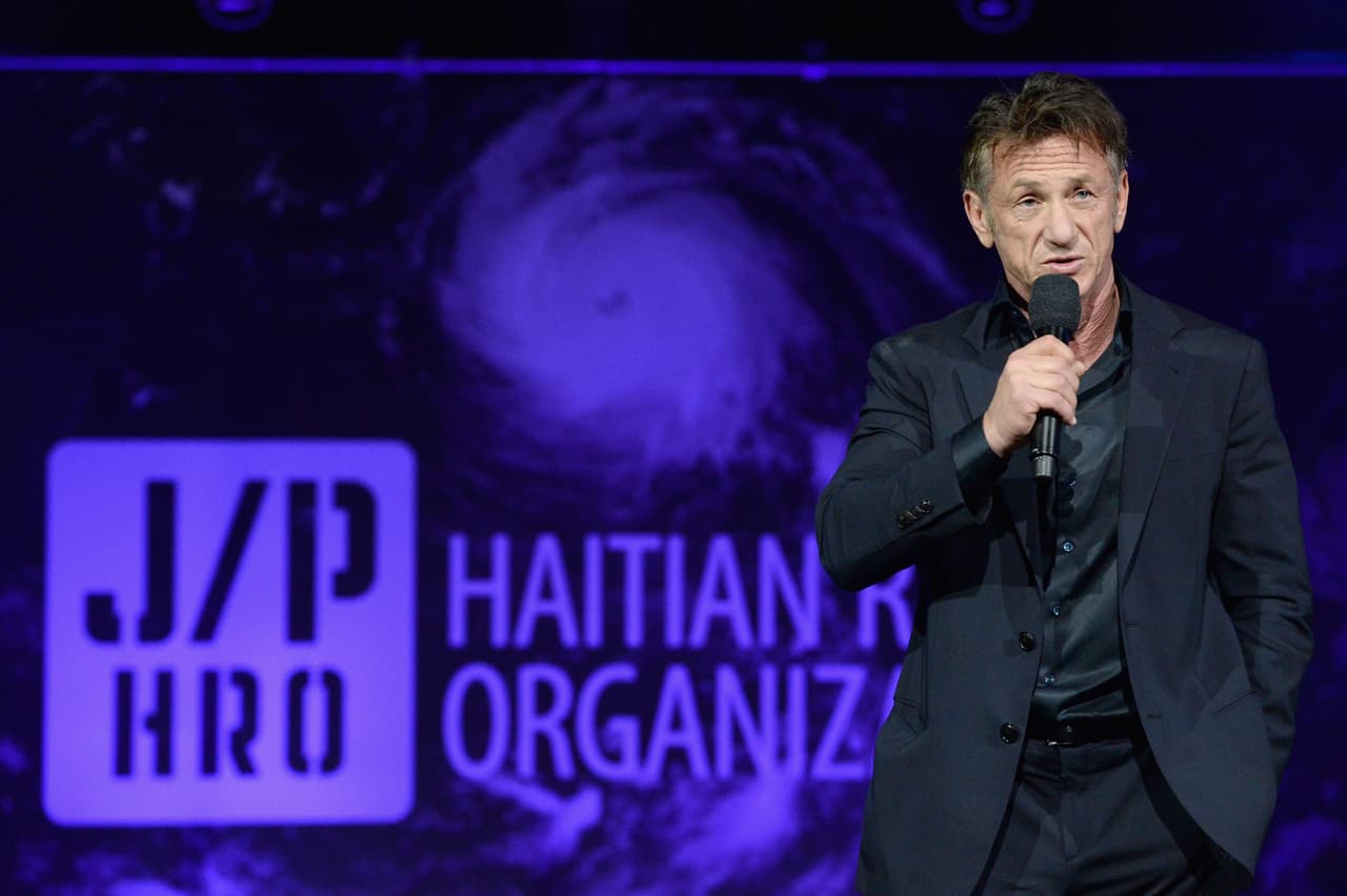 Sean Penn: se ha reunido con muchos líderes políticos, sobretodo en Sudamérica. Fue uno de los que más ayudaron a Haití, pidió la devolución de las Malvinas a Argentina, ayudó a Nueva Orleans tras el huracán Katrina y se opuso públicamente a la invasión de Estados Unidos a Irak, entre otras causas.