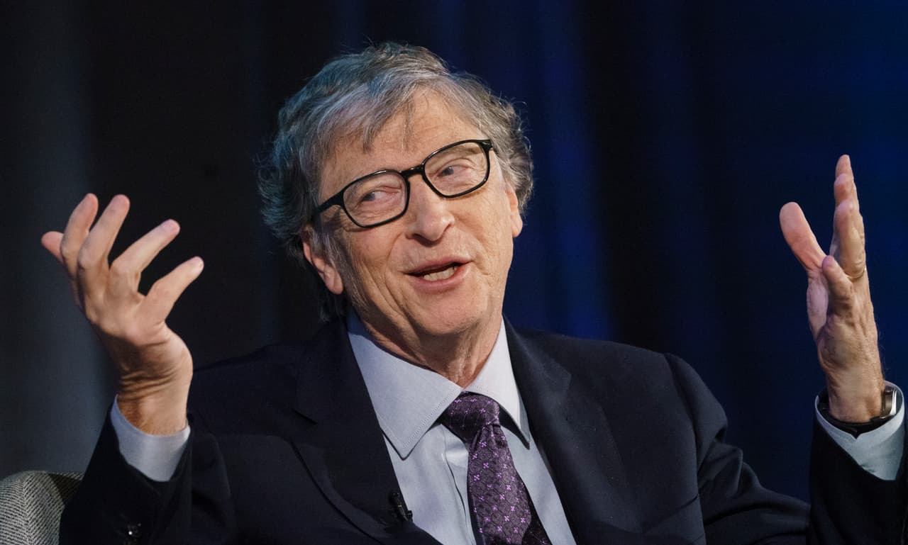 <b>#3: Bill Gates ($107,000 millones)</b>
<br>Gates tuvo una pérdida de más de 58 millones de dólares respecto al índice anterior. Sin embargo, los expertos aseguran que solo ha perdido su puesto a causa de su campaña filantrópica y sus grandes donaciones, en especial a la Fundación Bill & Melinda Gates, que dedica fondos a proyectos de empoderamiento e igualdad en todo el mundo.