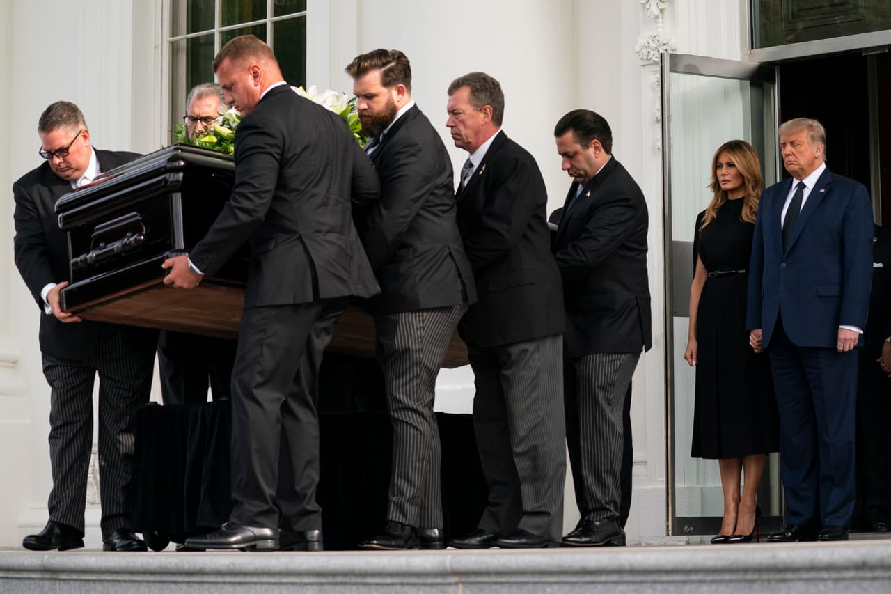 Trump despidió a su hermano Robert en un funeral organizando en el Salón Este de la Casa Blanca. Robert Trump murió la semana pasada a los 71 años y ni la familia Trump ni la Casa Blanca revelaron la causa.