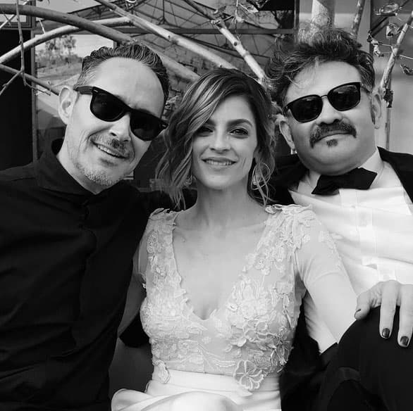 Los recién casados posaron con sus invitados. ¡Bendiciones a la feliz pareja!