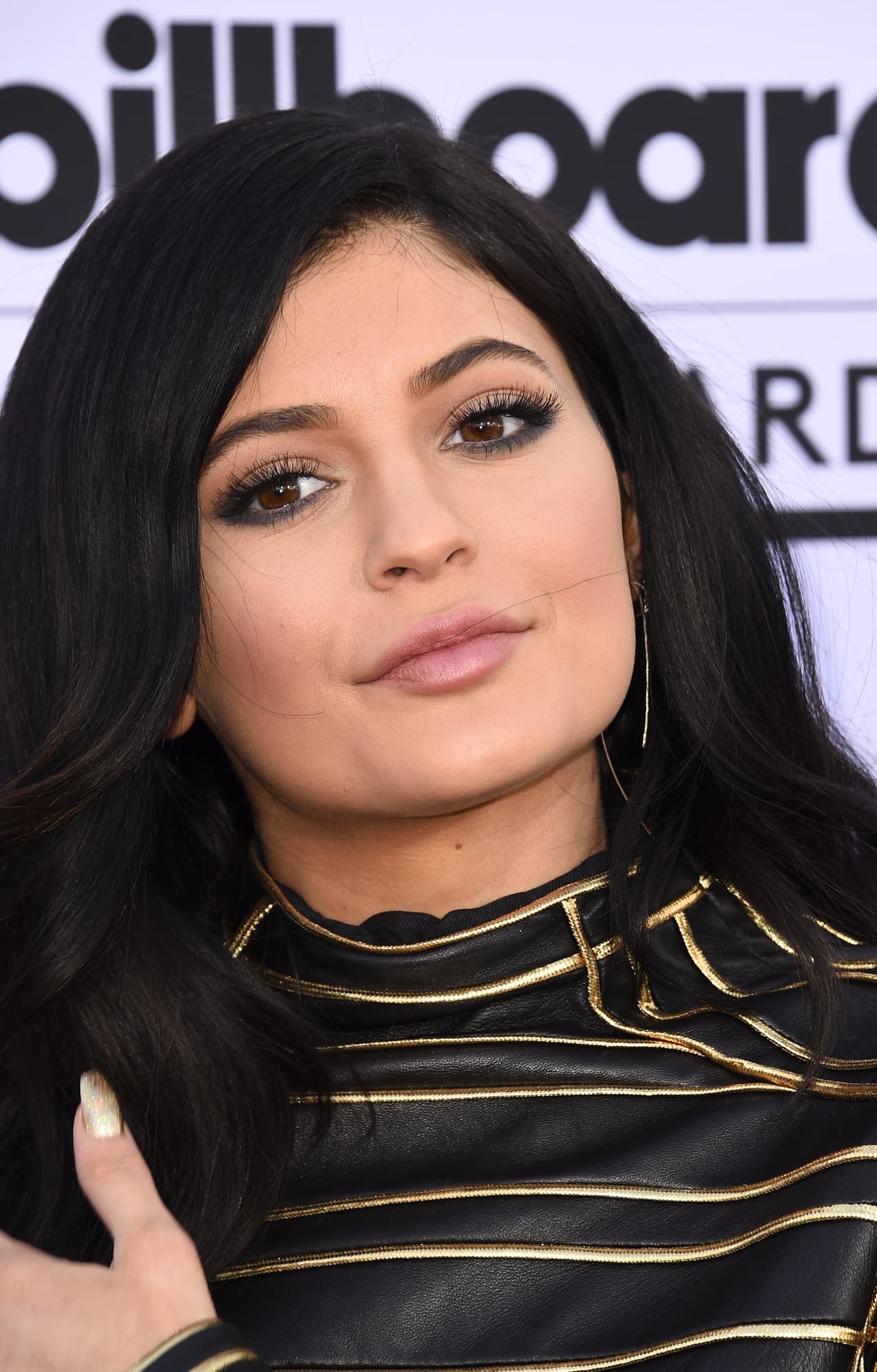 Kylie Jenner nos demuestra que no es necesario un delineado completo e intenso. El difuminado muchas veces es la herramienta correcta.