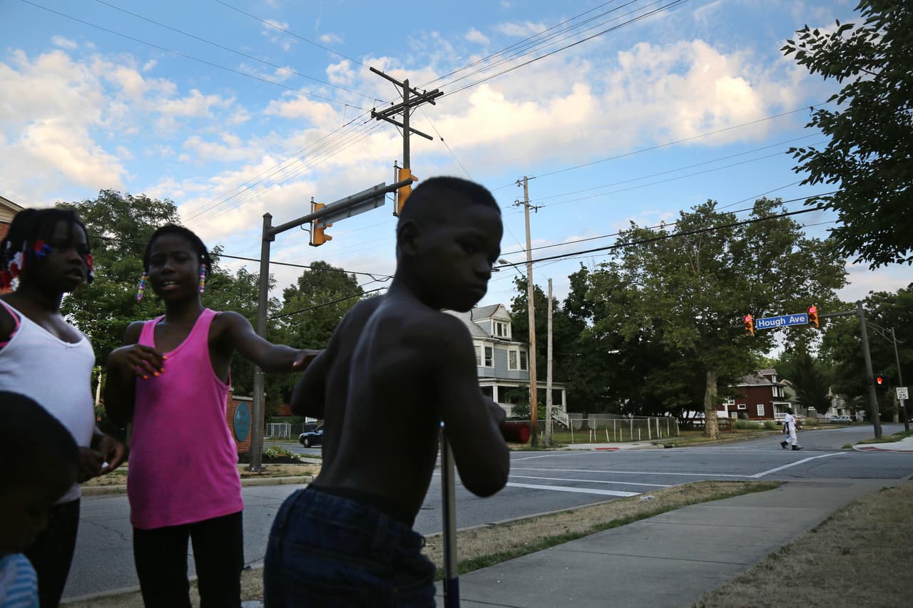 Unos niños juegan con una patineta en la calle. "Este es un barrio peligroso", dijeron a Univision, 17 de julio de 2016.
