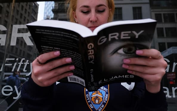 La autora de la saga "Cincuenta Sombras", la británica E.L. James vuelve a alimentar las fantasías eróticas de sus lectores con su nuevo libro "Grey".