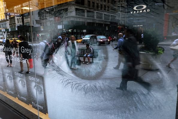 Los seguidores, de todas las edades (incluso menores de edad) y de todos los orígenes, se agolpaban con el libro en mano y amenizaban la espera con conversaciones acerca de los episodios y de sus experiencias con la lectura. (EFE)