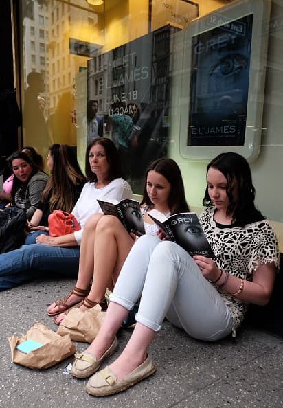 "Llegamos ayer a las 9:00 de la noche. Hemos dormido aquí, jugado a diferentes juegos... Hemos dormido en los bancos, pero la mayoría del tiempo estuvimos de pie", dijeron a Efe las hermanas Kimberly y Tracy Guadalupe, que eran las primeras de una larga lista que rodeaba la manzana de la librería, en la Quinta Avenida. (EFE)