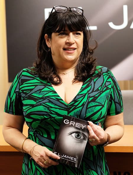 La autora no habló con los medios de comunicación pero acogió sus muestras de cariño y les dedicó el nuevo libro en orden riguroso de llegada.