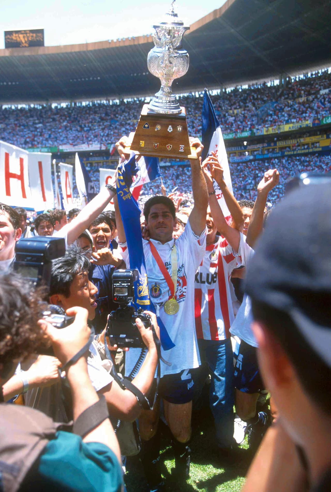 Sergio Pacheco alzó un título gestado por Ricardo Ferretti y logrado por 11 chiva-hermanos.