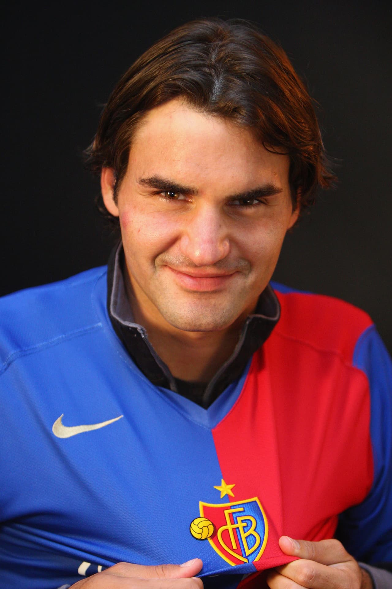 Federer es un gran deportista, pues practicó varios deportes, incluso estuvo en las fuerzas inferiores del FC Basel, equipo de futbol de su ciudad natal. Al final se inclinó por el deporte de la raqueta.