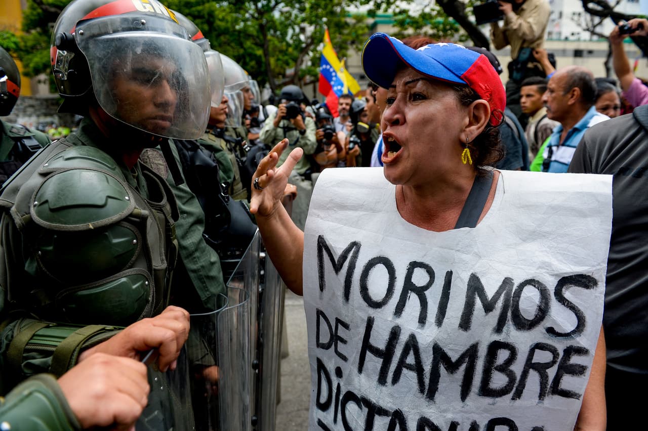 A un tribunal militar por pedir a la Fuerza Armada en un video que no reprima las protestas contra Maduro