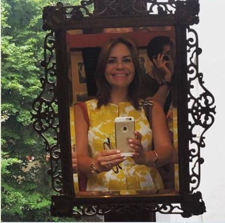 Posó muy contenta en la casa del padre del sicoanálisis y de la hipnosis, Sigmund Freud. Viena, Austria.