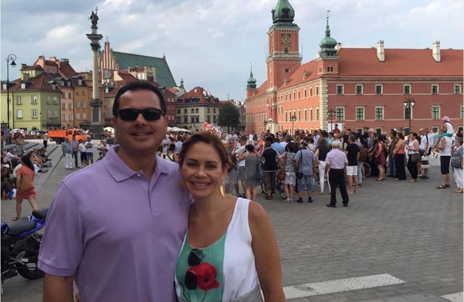 Paseó por la Ciudad Vieja en Varsovia, Polonia. Reconstruida tras quedar en ruinas durante la Segunda Guerra Mundial.