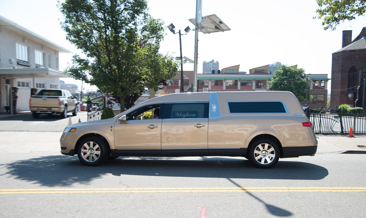 Bobbi Kristina llegó al cementerio de Fairview en una carroza dorada.