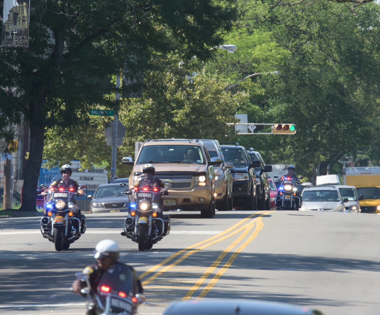 Los restos de la joven fueron escoltados por policías hasta su última morada.