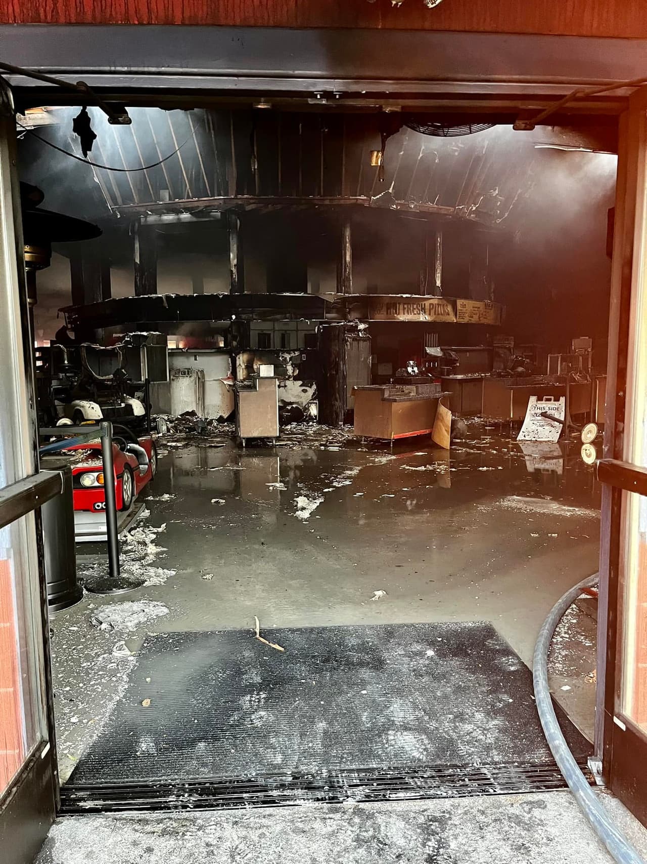 Ocho proyectores, valorados en $150,000 cada uno, no fueron dañados en el incendio. Ninguna persona fue herida, dijeron los Bomberos.
<br>