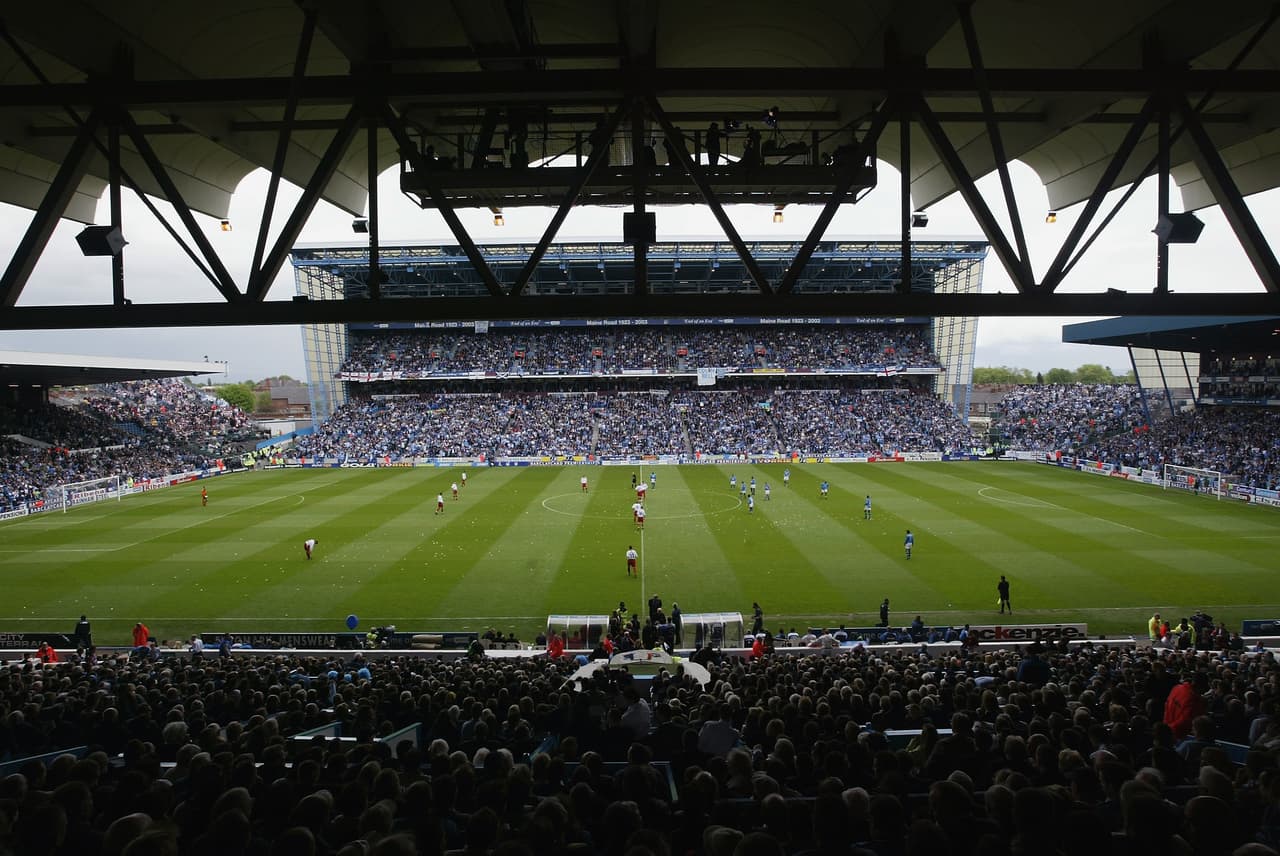 El Maine Road fue al momento de su construcción la segunda cancha más grande de Inglaterra, apenas superada por Wembley.