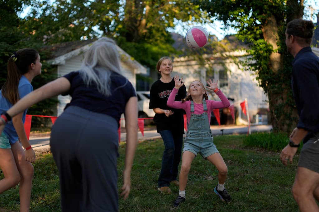 De izquierda a derecha, Poppy Theis, Julie Theis, Isabel Fitzgerald, Vivian Fitzgerald y Brodie Theis juegan con una pelota durante el evento de degustación Beef Bash 2025 en el Berry Center, el sábado 11 de octubre de 2025, en New Castle, Kentucky.