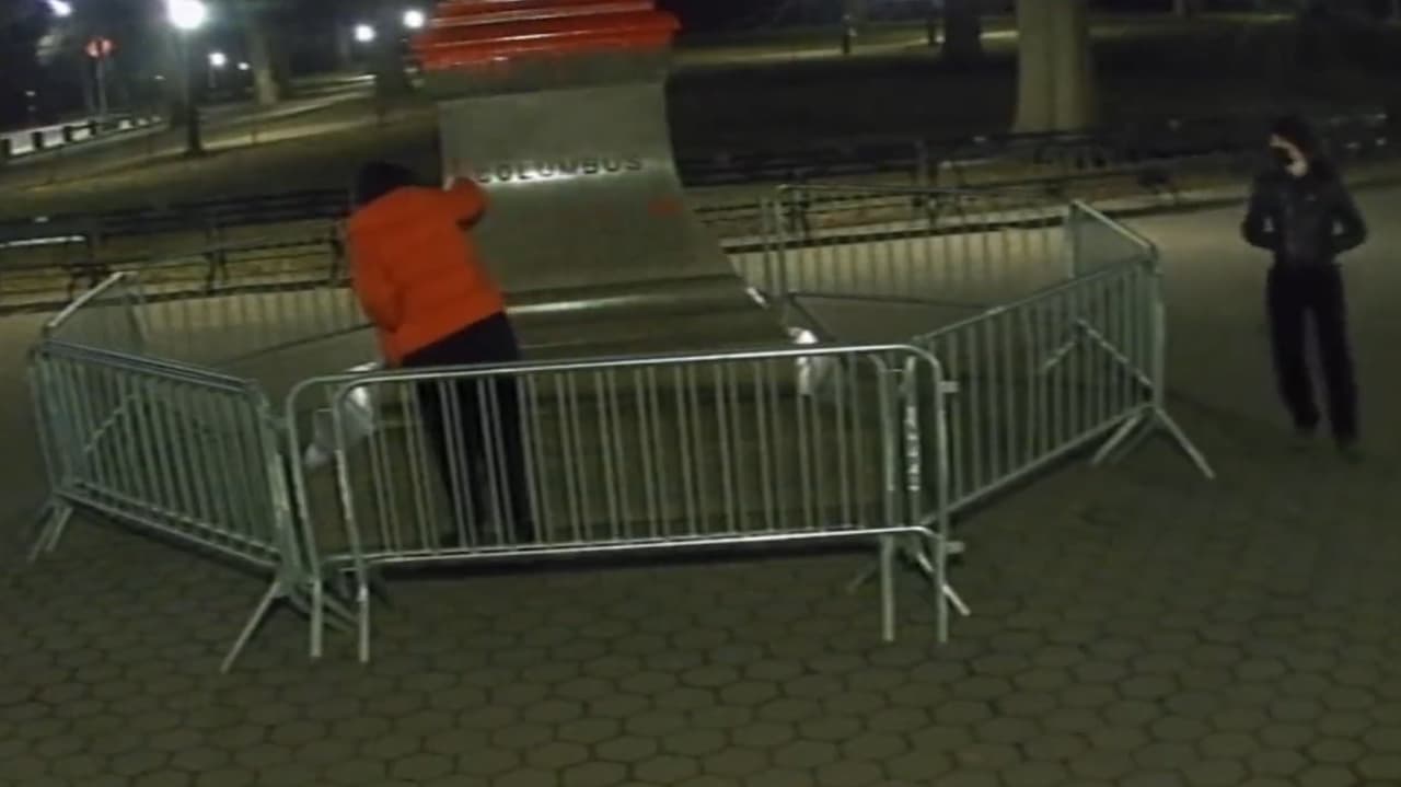 "Devuélvannos nuestra tierra", vandalizan estatua de Cristóbal Colón en Central Park