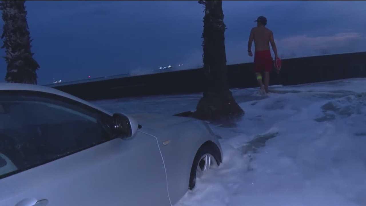 Inundaciones y evacuaciones por alto oleaje en playas del sur de California: piden precaución