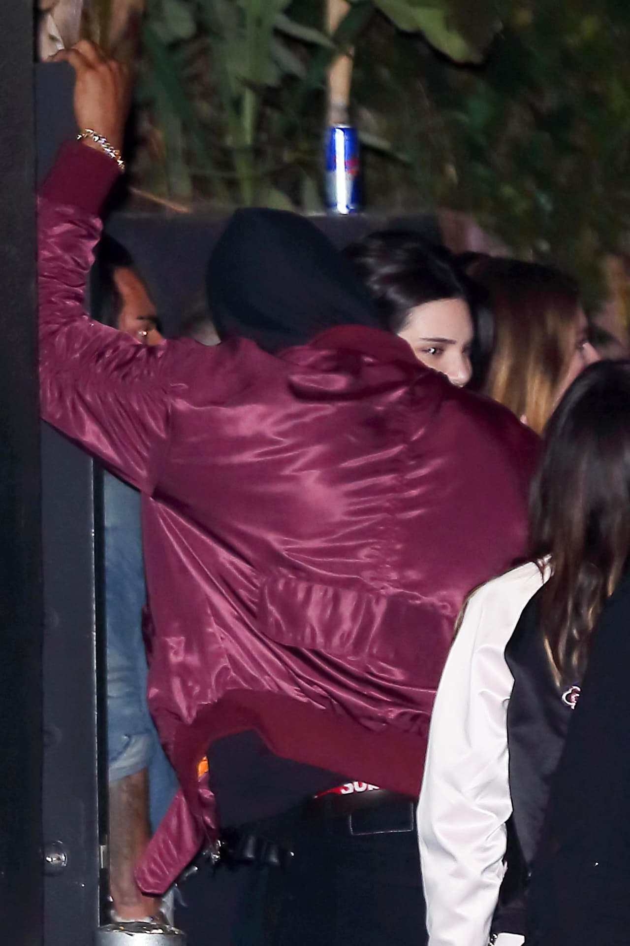 Le hablaba al oído y ella, claro, se dejaba querer.