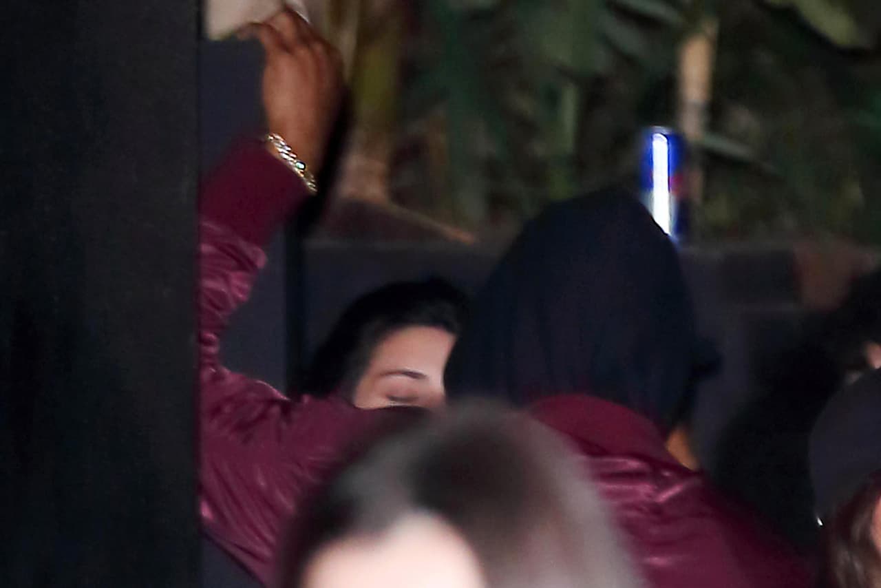 Fue vista en un club de West Hollywood muuuy cariñosita.