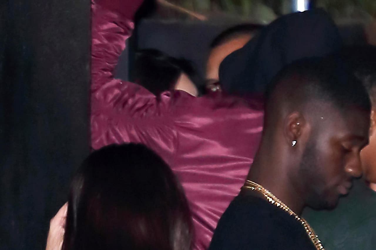 Jordan, jugador de los Lakers, estuvo todo el tiempo abrazadito y pegado a Kendall.