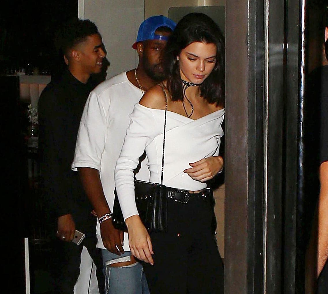 Después de una buena noche, las hermanitas Jenner salieron del club.