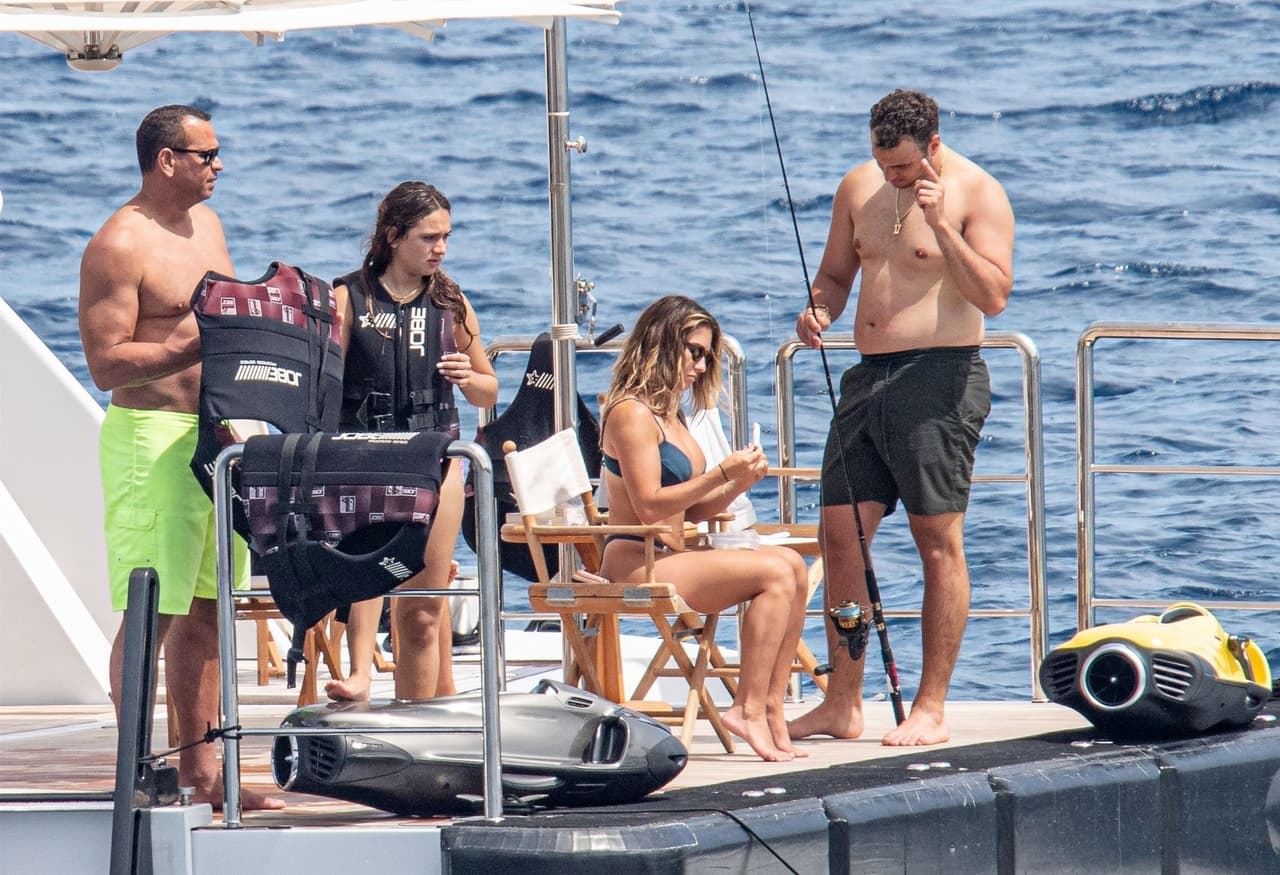 Jessie James Decker y su esposo Eric Decker acompañan a la pareja en el yate en el que viven su romance. 
<br>