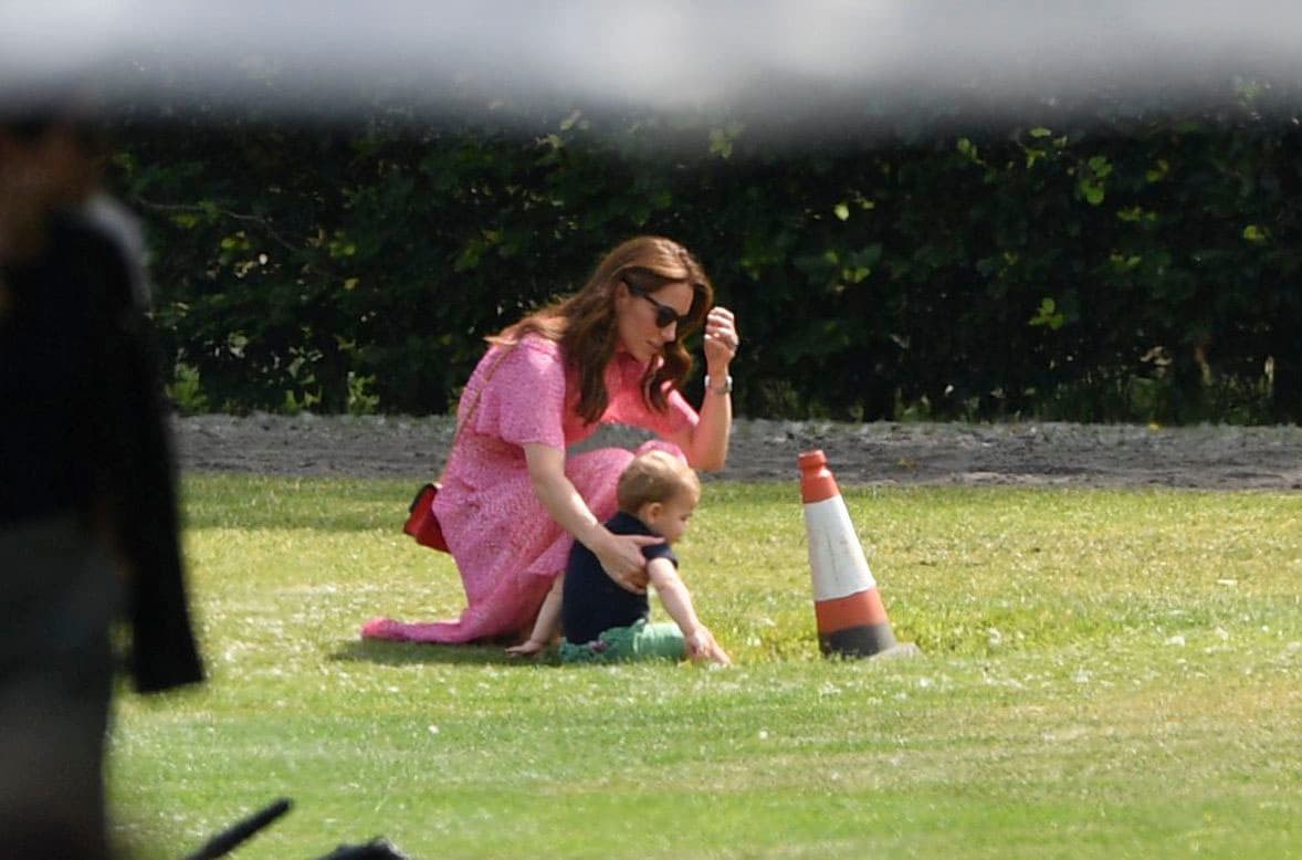 La duquesa de Cambridge también estuvo muy atenta a sus hijos, pero no se separaba del más pequeño, Louis.