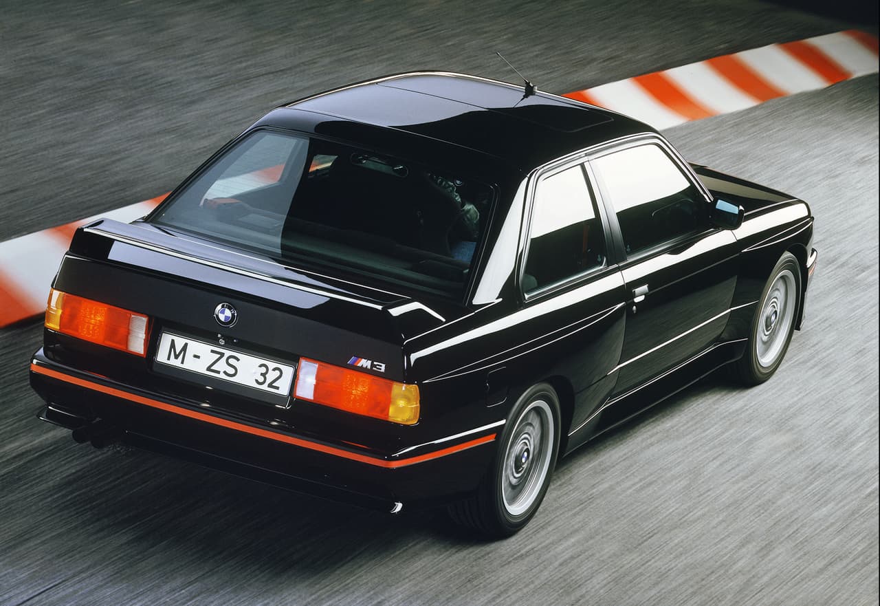En aquellos años vieron la luz varias ediciones especiales del BMW M3 E30, entre ellas "Evolution 1", "Evolution 2", "Ravaglia" y el que vemos en la imagen, el "Sport Evolution". El rango de potencias se ubicó entre los 192 HP y los 235 HP, en este último caso con un salto a un motor de 2.5 litros y 4 cilindros en línea.