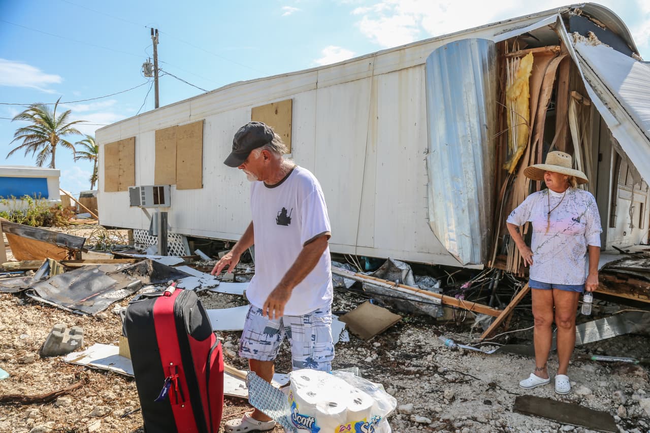 El huracán 
<b><a href="http://www.univision.com/noticias/huracan-irma/el-monstruo-irma-se-traga-los-pequenos-cayos-de-la-florida" target="_blank">Irma pasó por los Cayos como categoría 4</a></b> con vientos de 130 mph. por lo que las casas sin cimientos no lograron resistir en estas islas. José Argueta y Santiago Rompotis de Univision Noticias que recorrieron todos los cayos hasta Key West, cuentan que la destrucción es más visible en los cayos del este, que es en donde se registraron los vientos más violentos.