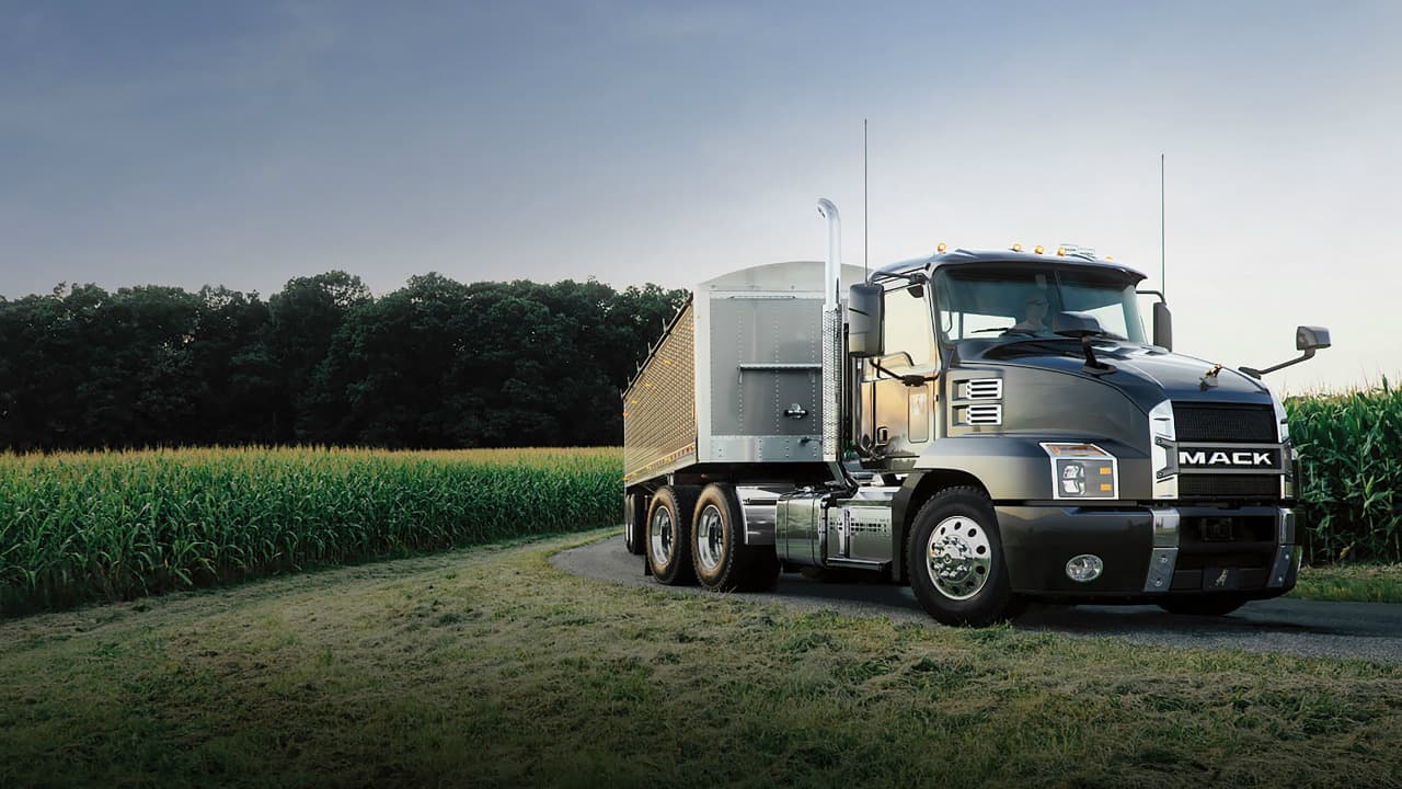 <b>Mack Trucks </b>ya recibe pedidos para iniciar entregas en 2018. Los clientes pueden elegir entre un motor de 11 litros de 
<b>425 hp y 1,560 lb-pie de torque</b> o uno de 13 litros de 
<b>505 hp y 1,860 lb-pie de torque</b>, ambos con transmisión manual automatizada 
<b>mDrive</b> de 12 velocidades, pero podrán elegirse de 13 y 14 cambios.
<br>Camiones como el Mack Anthem buscan siempre la mejor aerodinámica y rendimiento de combustible, pero también tiene que se funcionales a pesar de su tamaño. En el Anthem su diseño modular permite que las reparaciones y reemplazo de partes sean rápidos y accesibles.