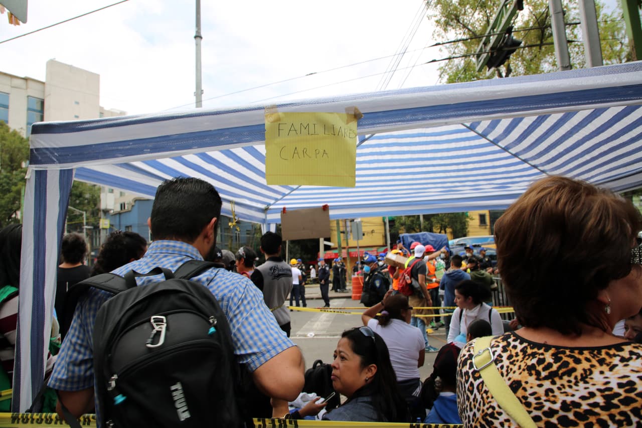 Además de Martín, una decena de familiares de Juan Antonio Guzmán esperan noticias en las afueras del edificio.
