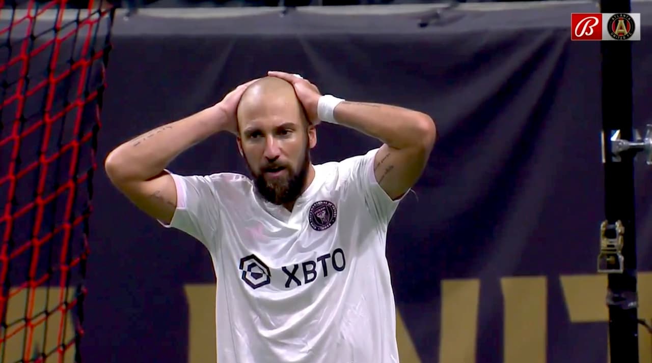 ¡Qué reflejos! Brad Guzan ataja un fogonazo de ‘Pipita’ Higuaín y evita el segundo de Miami