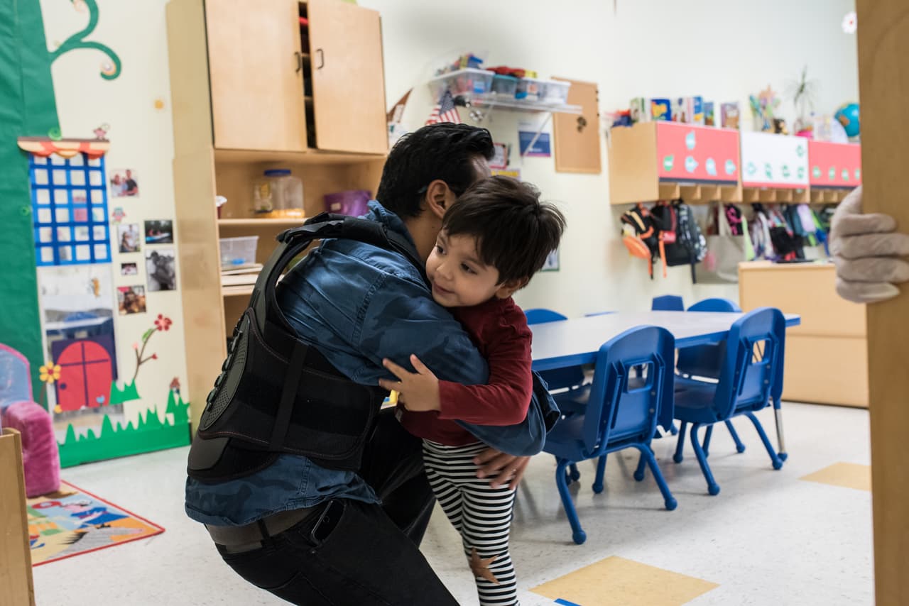 Desde que se trata con inmunoterapia ha logrado retomar una vida normal. Buscar a su hijo al colegio es una de sus nuevas actividades rutinarias; para Duque es vital seguir cultivando la relación entre ambos.