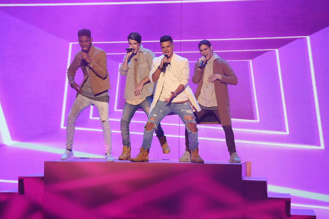 Los chicos interpretaron el tema "Encantadora", de Yandel.