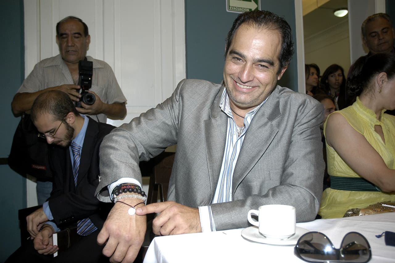 El actor Omar Fierro fue protagonista y galán de telenovelas en la década de 1980, aunque estuvo separado de la pantalla durante algunos años. En 1993 obtuvo su último personaje en Televisa, al lado de
<b><a href="http://www.univision.com/temas/angelica-rivera">Angélica Rivera. </a></b>