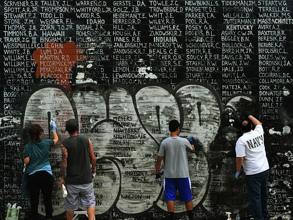 Sin embargo, los agentes señalaron que este último incidente dejó casi la mitad del mural cubierto por grafiti. El monumento conmemora los nombres de 2,273 soldados que perdieron la vida en la guerra de Vietnam.