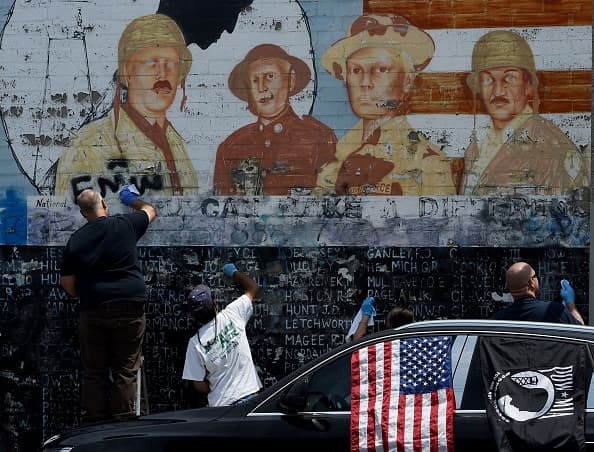 Residentes del sur de California restauraron las imágenes del mural de los soldados fallecidos en la guerra de Vietnam.