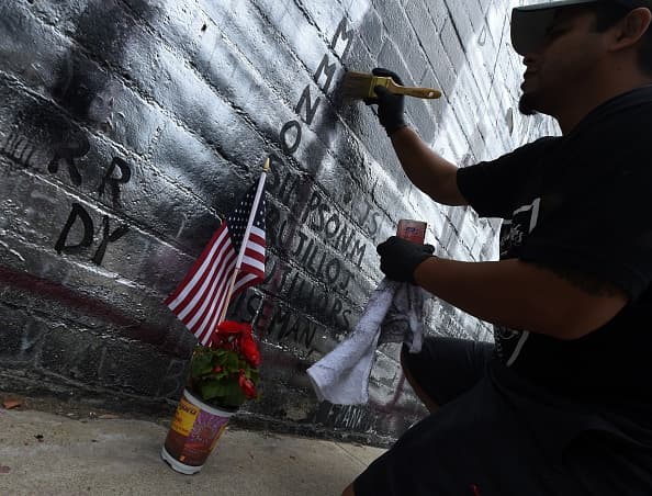 La obra, ubicada en la ciudad de Venice, sobre la avenida Pacific, fue dañada por grafitis, según informaron agentes del Departamento del Sheriff del Condado de Los Ángeles.