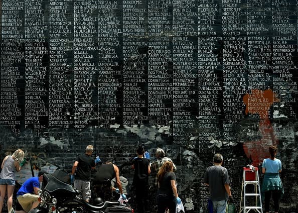 En el marco de los festejos de Memorial Day, fecha en la cual EEUU conmemora a los militares que han fallecido en el campo de batalla, los angelinos unieron sus esfuerzos para limpiar el grafiti y restaurar el monumento.