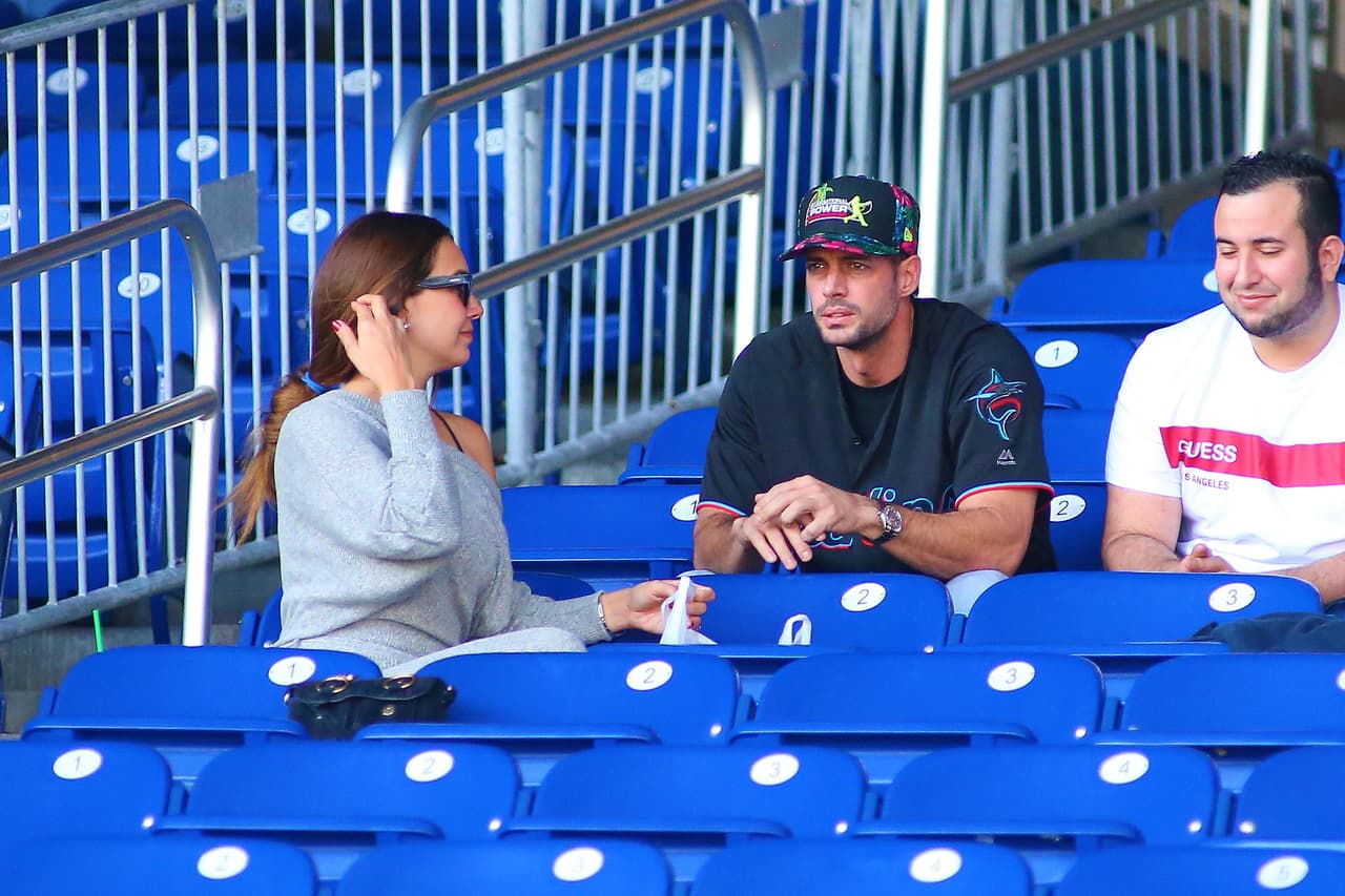 William Levy inició el 2019 brindándole todo su apoyo al mayor de sus hijos, Christopher, luego de que junto a Elizabeth Gutiérrez acudiera a un importante juego de béisbol del menor.