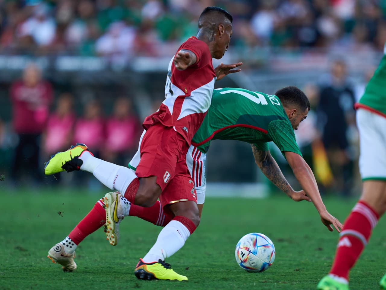 El 'Chucky' Lozano fuie el héroe en un partido apretado que se perfilaba para un empate sin goles.
