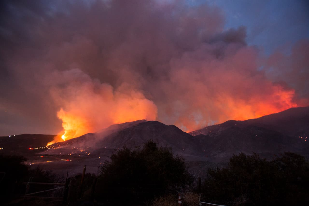 De acuerdo con la 
<a href="https://twitter.com/SanBernardinoNF/status/1304474224610824192" target="_blank">información de CalFire</a>, el incendio El Dorado amenaza con destruir más de 11,000 estructuras, y está siendo combatido en una zona montañosa de difícil acceso y de pendientes empinadas.
