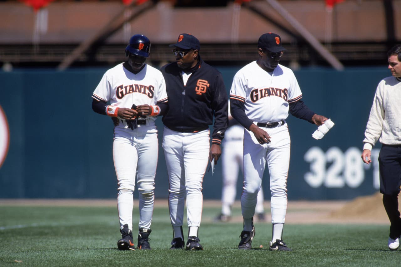 Luego de una mala relación con la dirigencia de los Piratas, Bonds se marchó a San Francisco. Aquí caminando junto con el manager de aquel entonces Dusty Baker.