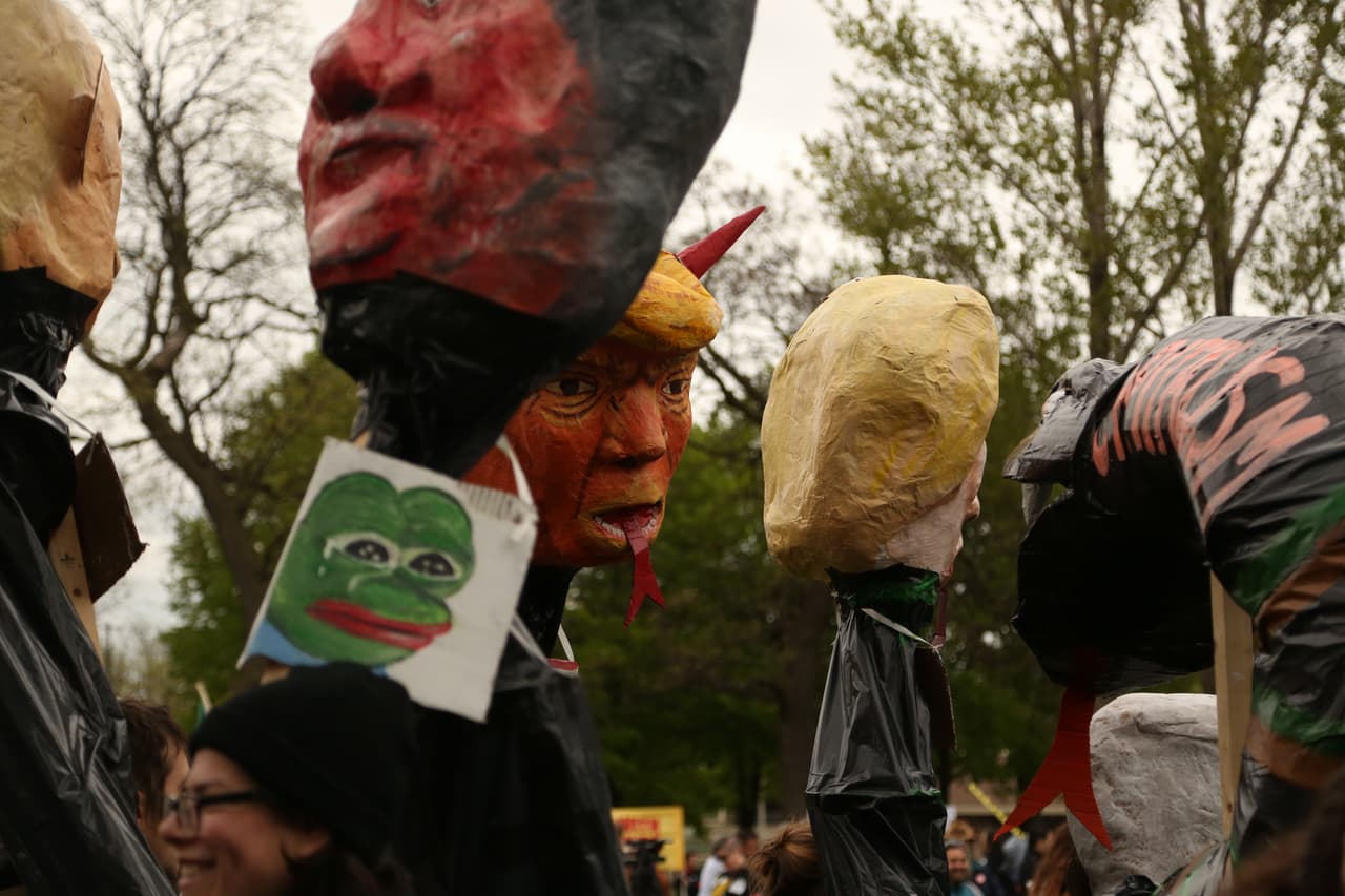 Durante la campaña presidencial Trump amenazó con 
<b><a href="http://www.univision.com/noticias/inmigracion/guia-con-las-nuevas-reglas-en-eeuu-para-la-deportacion-masiva-de-indocumentados" target="_blank">deportar a los 11 millones de indocumentados</a></b>. Después rebajó la cantidad.