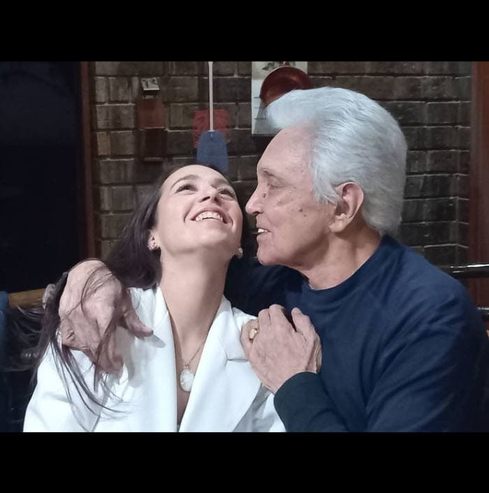 Fue el día 14 de ese mes cuando el intérprete de 82 años dio a conocer con esta foto que ya se había casado con su ahora esposa, quien es 43 años menor que él.