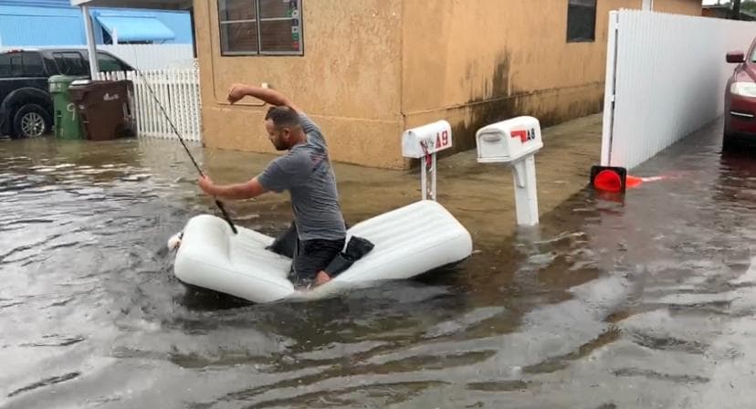 En el oeste de la ciudad hubo quien uso un inflable para salir de su casa.